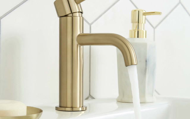 Ottone Brushed Brass Mono Mixer Lifestyle With Water New Tap