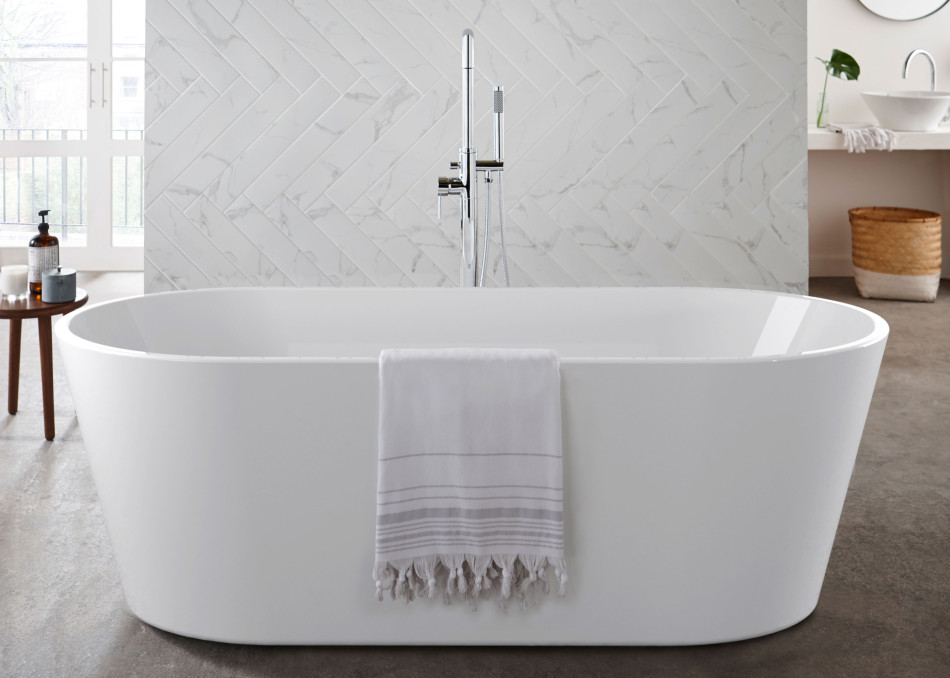 Discover luxury with this free-standing bath, perfect for modern bathrooms.